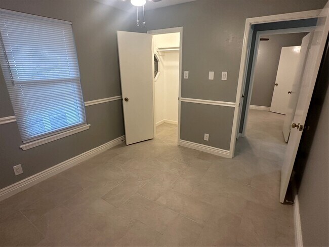 Building Photo - 501 Cindyrella Dr