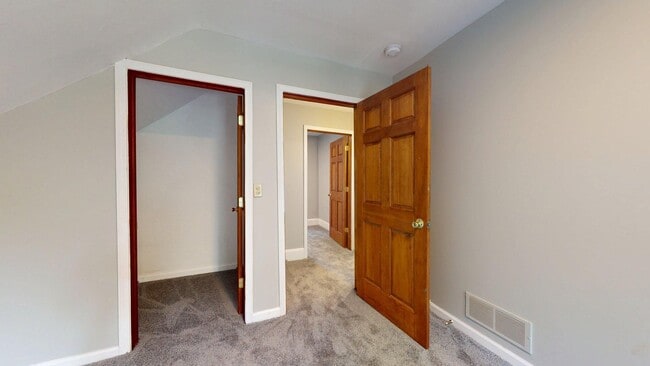 Building Photo - Madison/W.95th neighborhood : 3 bedroom/1 bath single family house available NOW.