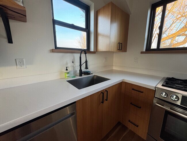 Building Photo - 124 NW Columbia St