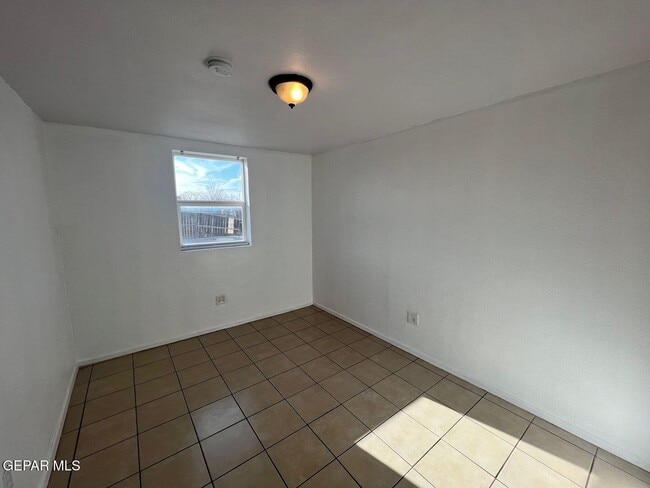 Building Photo - 14831 Allemands Ave