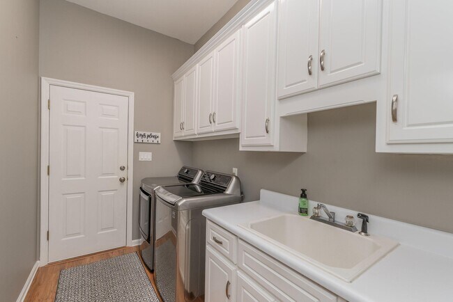 Building Photo - 3169 Glenview Dr
