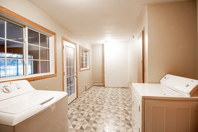 Laundry Storage - 1904 7th St S