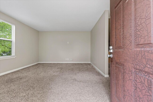 Building Photo - 921 Kingsbury Dr