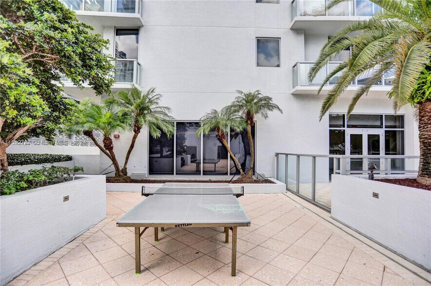 Building Photo - 1050 Brickell Ave