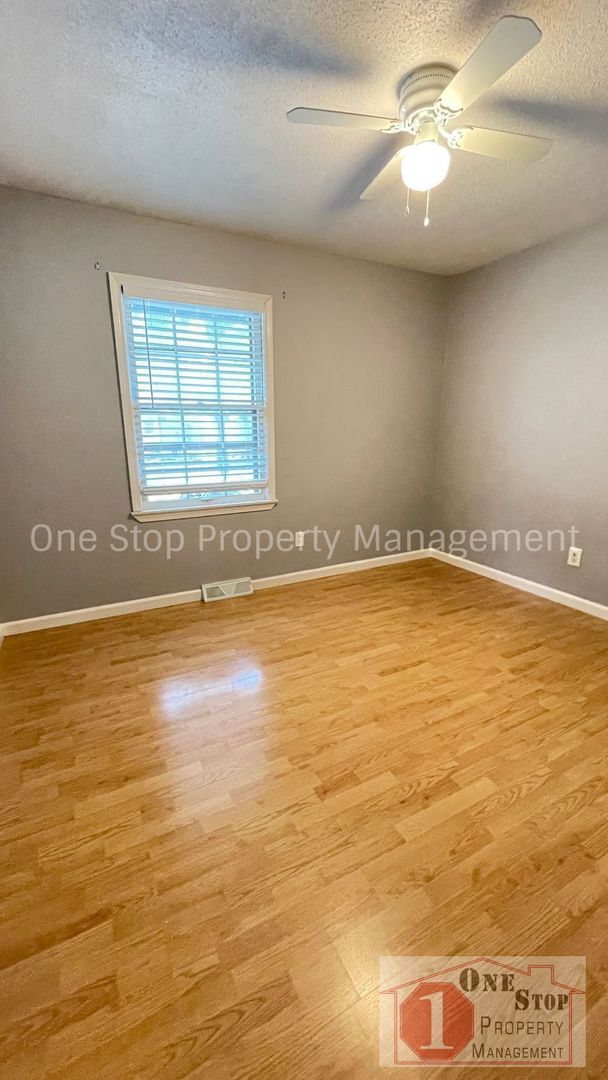 Building Photo - 3 Bedroom, 2 Bathroom in Lee's Summit!