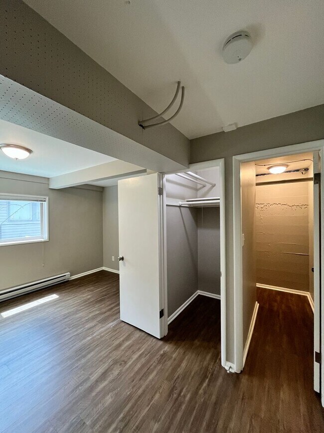 Building Photo - Stunning / Extra Large 1-Bedroom! Faux Hardwood Floors, Washer & Dryer, Stainless Appliances & Pe...