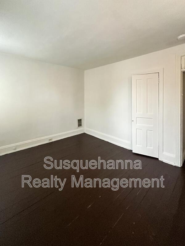 Building Photo - 337 S 15th St