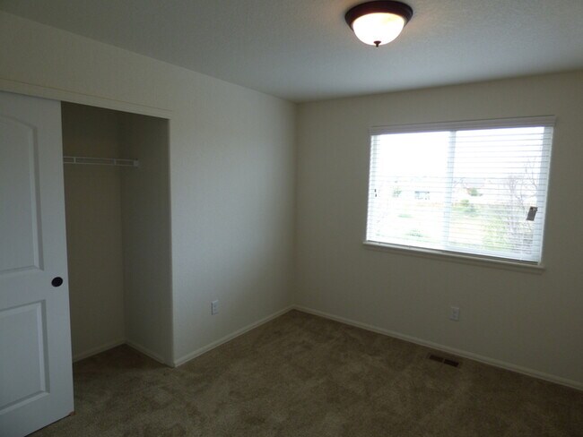 Building Photo - 4 Bed / 2.5 Bath Home in Windsor!