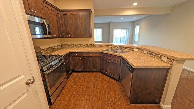 Building Photo - 4 bedroom 2.5 bathroom home