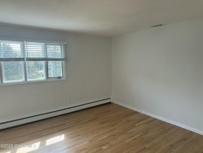 Building Photo - 12 Friebel Rd