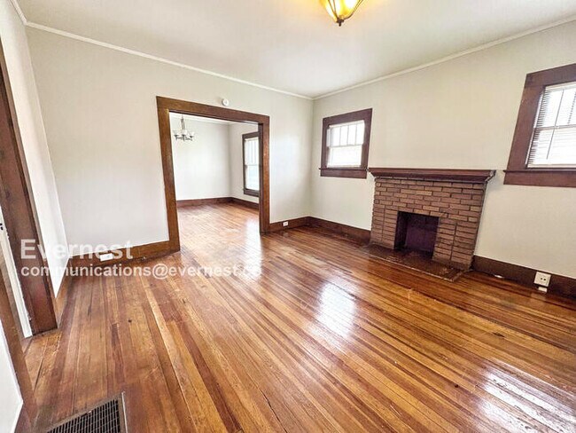 Building Photo - 525 53rd St Ens