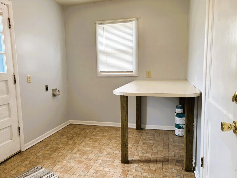 Building Photo - 3425 S Handley St