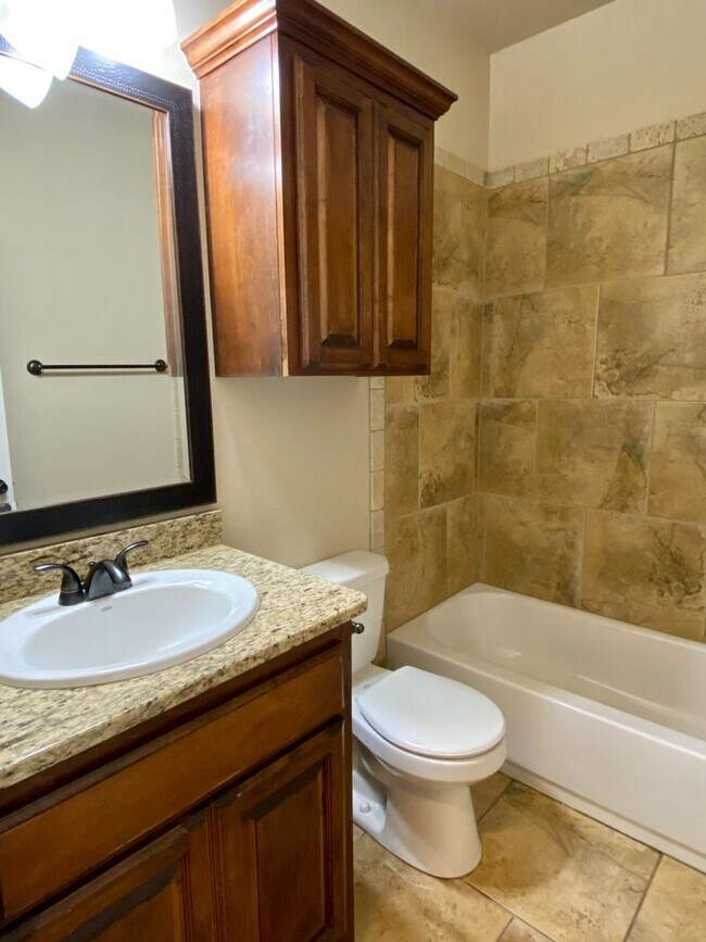 Building Photo - Beautiful 4 Bed, 2 Bath in Deer Creek Schools!