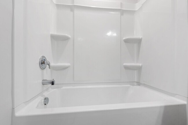 Building Photo - Bright, Spacious & Move-In Ready Townhome ...