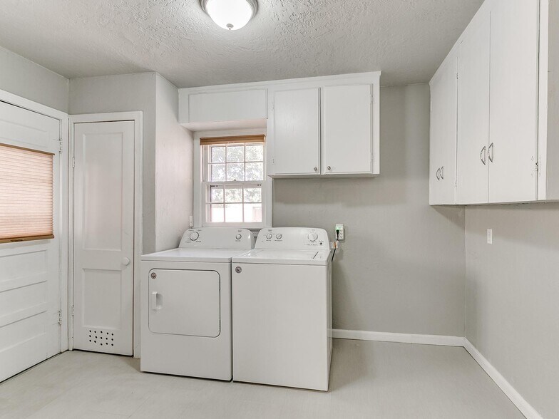 Building Photo - 703 Dakota St