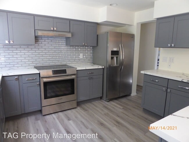 Building Photo - 4 br, 2.5 bath House - 5590 Highland Dr