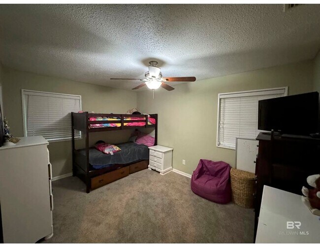 Building Photo - Charming 3 Bedroom 2 Bath in Berkshire Hills