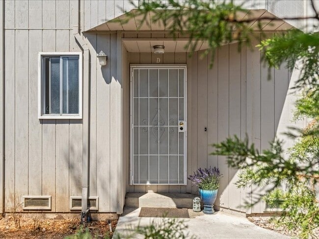 Building Photo - Healdsburg 2BR/1.5, 2 story, walk to downt...