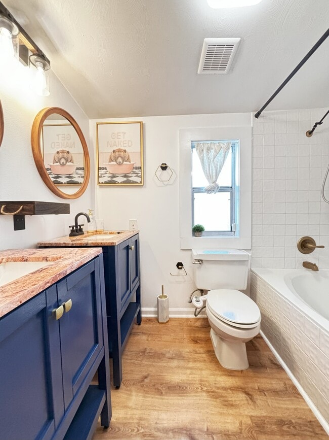 Ensuite bathroom 1 - 117 W Flora St