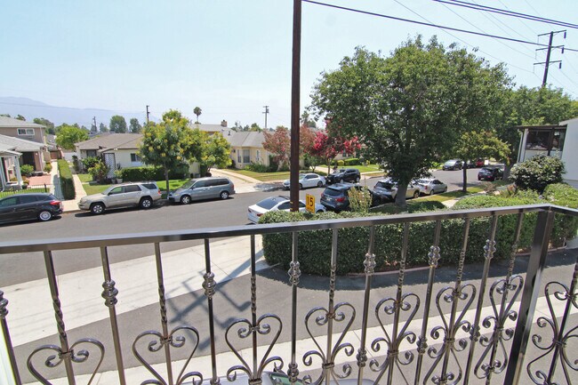 Building Photo - 1318 N Hollywood Way