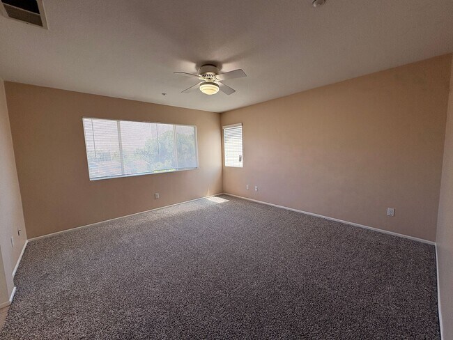 Building Photo - 4 Bed, 2.5 Bath in Riverside!
