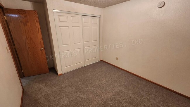 Building Photo - *1ST MONTH'S RENT FREE PROMO*  3 Bed 2 Bath Beaverton Home with big backyard, storage shed, A/C a...