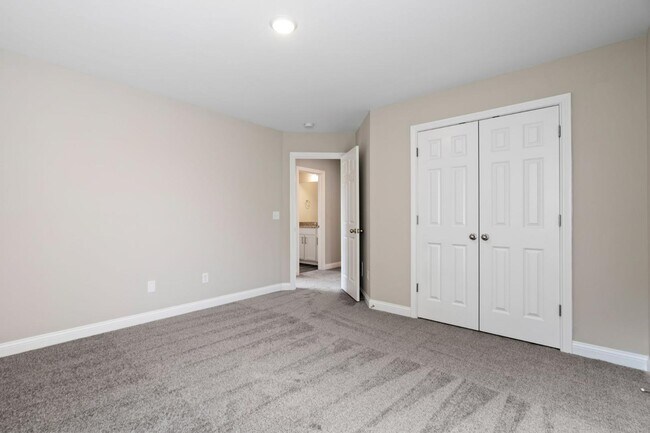 Building Photo - 916 Camden Ct