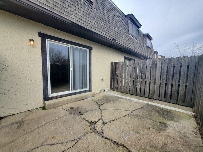 Building Photo - 2 bedroom & 1.5 bath townhome in Reynoldsburg