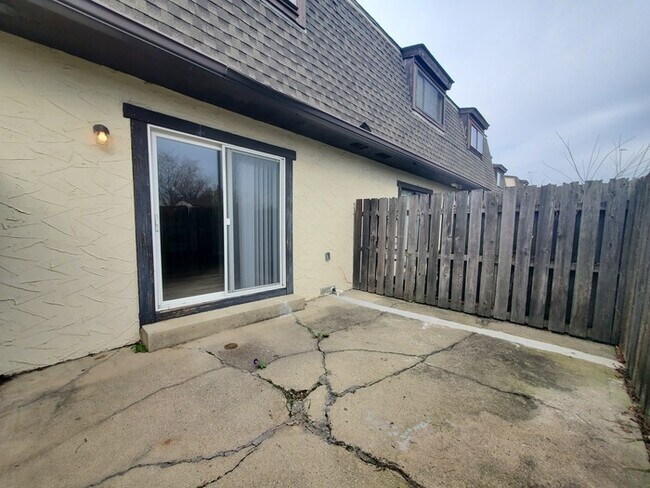 Building Photo - Spacious Renovated Townhouse