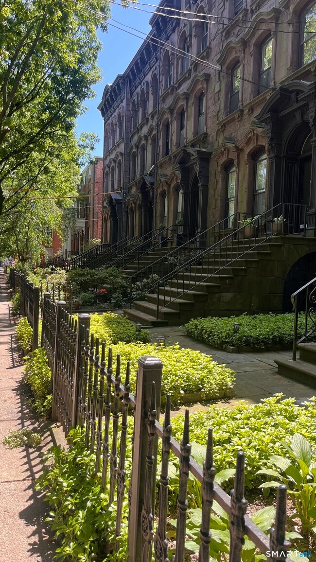 Building Photo - 556 Chapel St