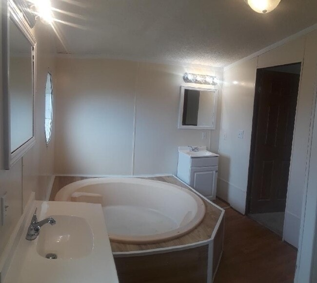 Building Photo - Large open floor plan 3BDR 2BA