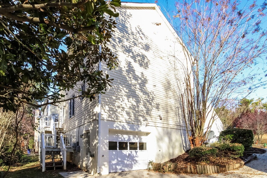 Building Photo - 221 Guinevere Ct