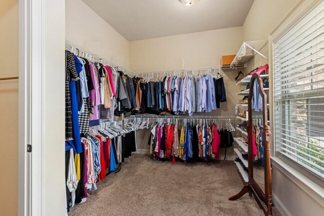 Building Photo - Luxury Living in The Oaks at Cotswold – 5BR Executive Home with Exceptional Amenities