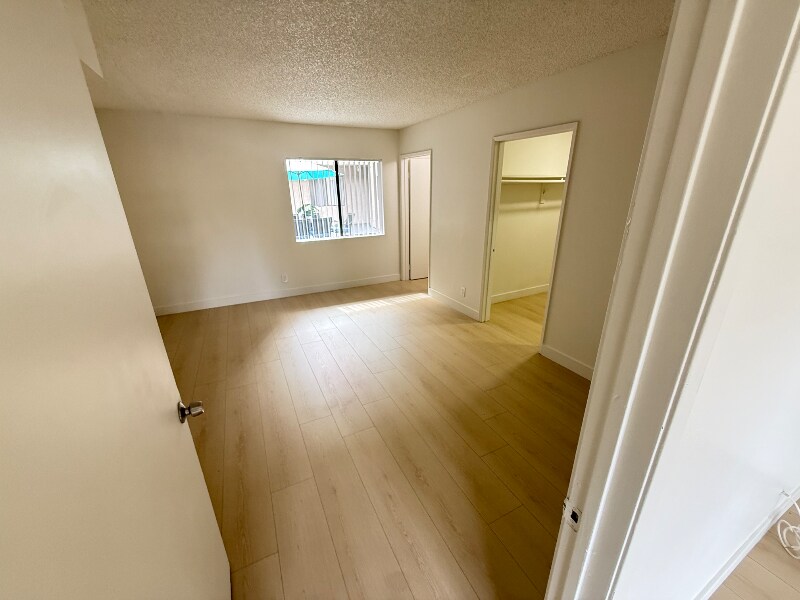 Building Photo - 15020 Burbank Blvd