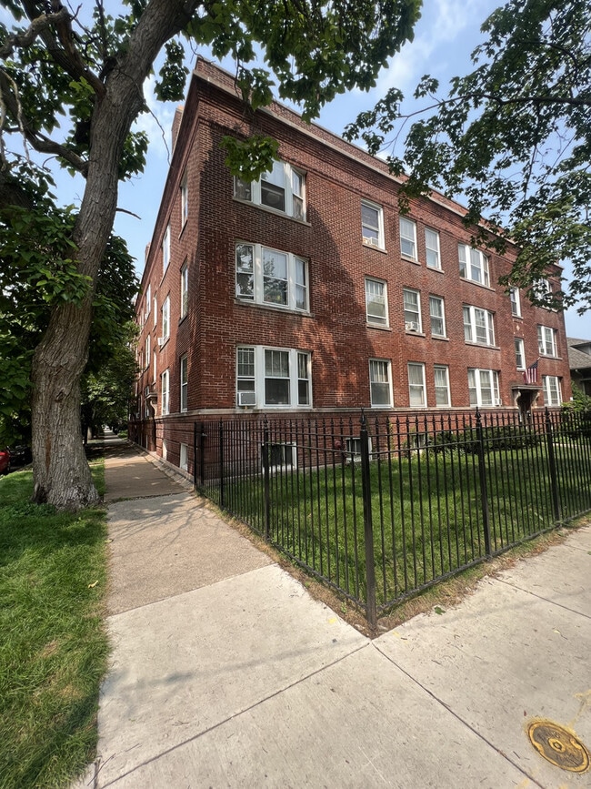 Building Photo - 5404 N Paulina St