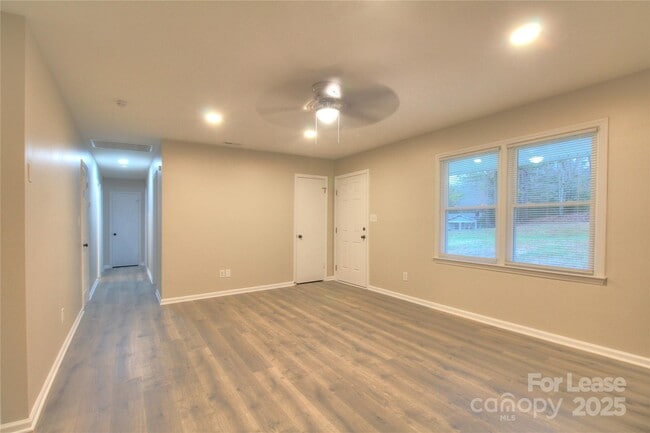 Building Photo - 1024 Sharon Dr