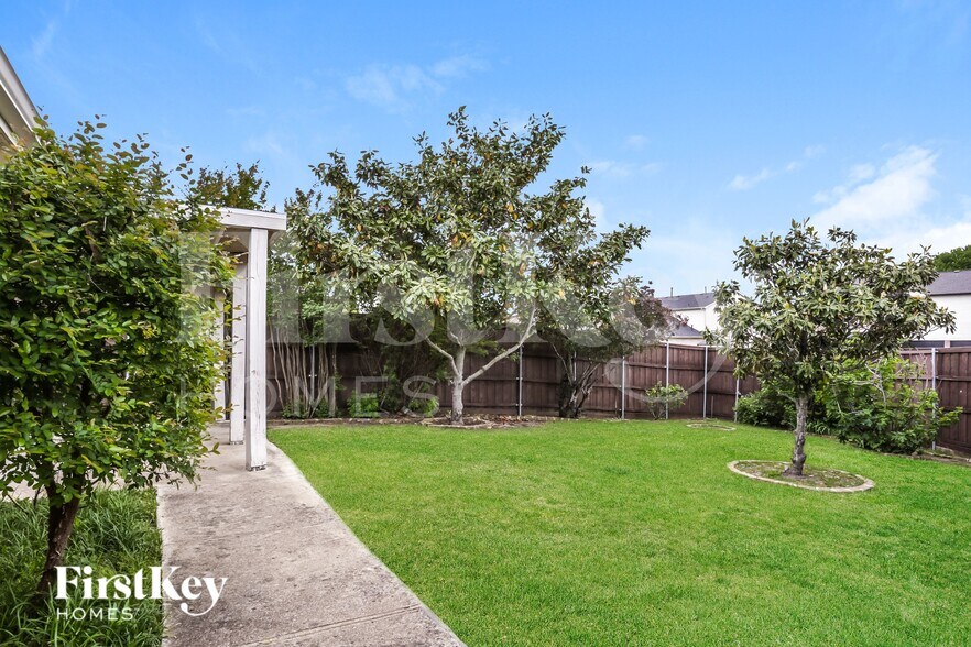 Building Photo - 621 Stellaway Dr