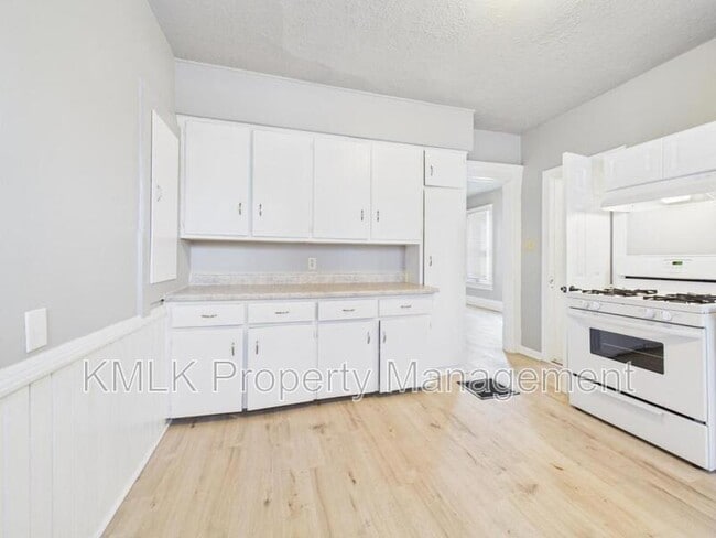 Building Photo - 635 Hazel St