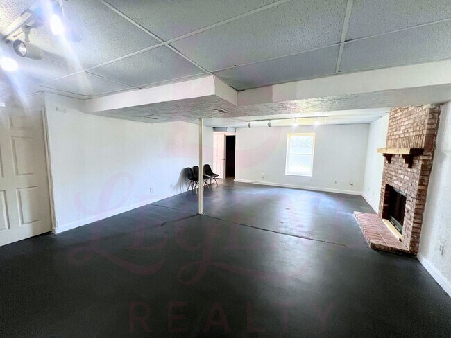 Building Photo - MOVE IN READY - Atrium Ranch for Rent in O...