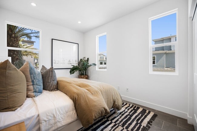 Building Photo - Stylish Tri-Level Townhome in Prime Newpor...