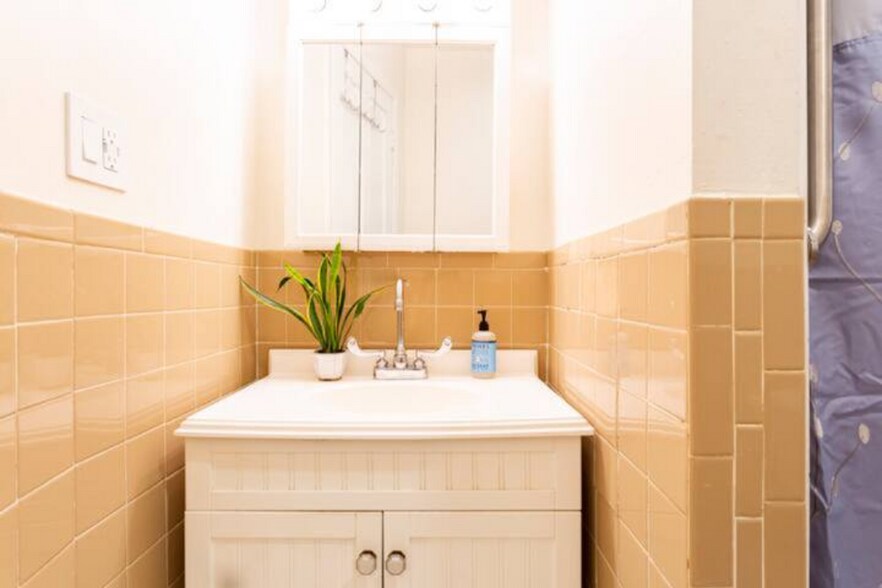 Full Bathroom - 172 Mansfield St