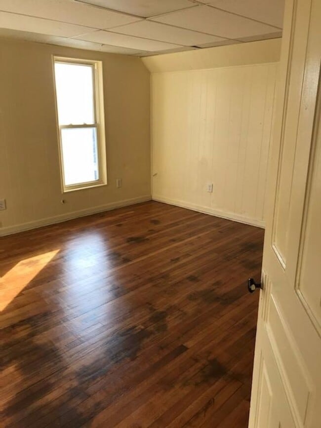 Building Photo - 3 bedrooms 2 full baths