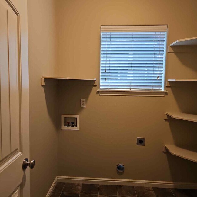 Building Photo - Dog Friendly Home in Boise!