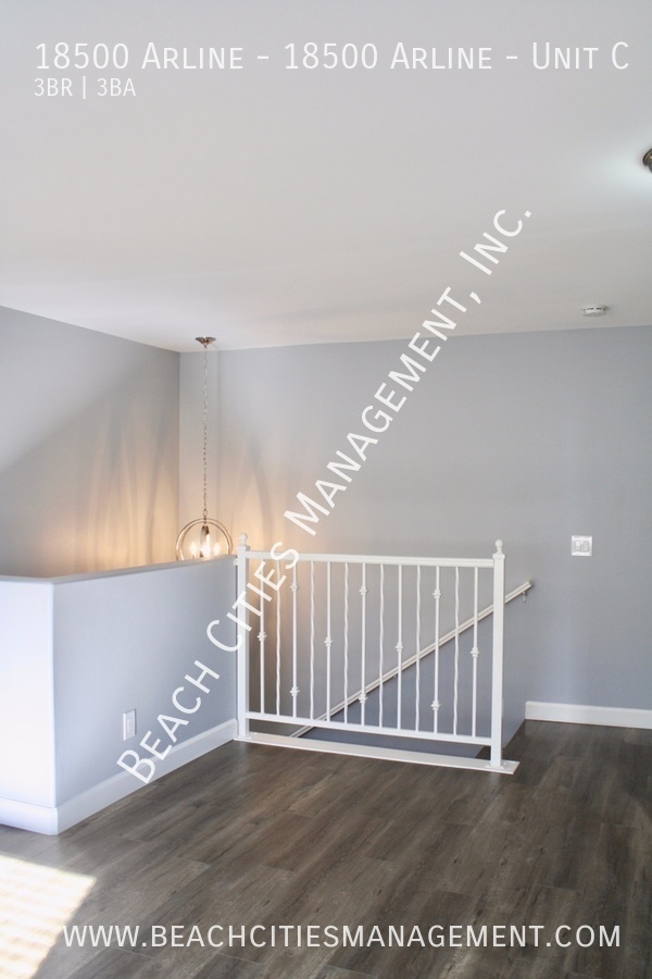 Building Photo - Completely Remodeled 3 Bed, 2 Bath Town Ho...