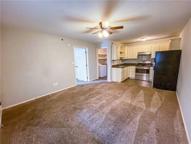 Building Photo - 944 N Storer Ave