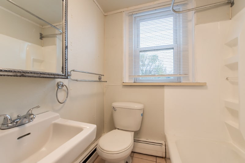 Building Photo - 672 N Main St