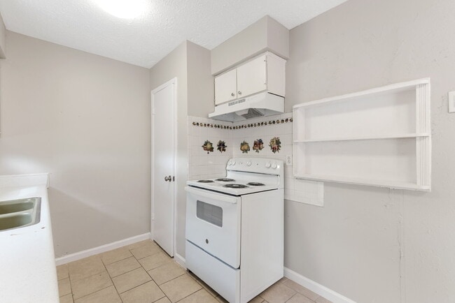 Building Photo - 743 Deercrest St