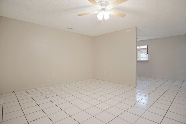 Building Photo - Private 2BR/1BA Duplex with Florida Room