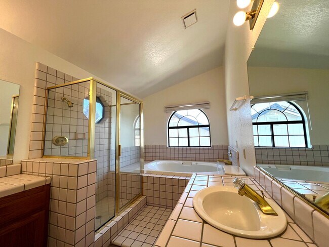Building Photo - 1342 Kingswood Dr