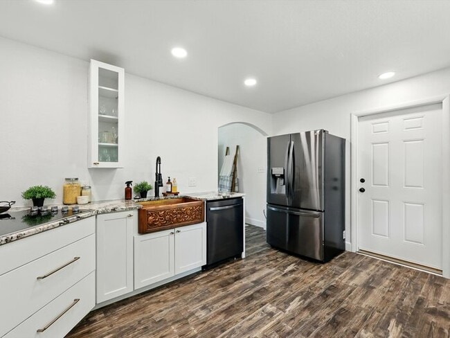 Building Photo - 823 Sequoia Dr